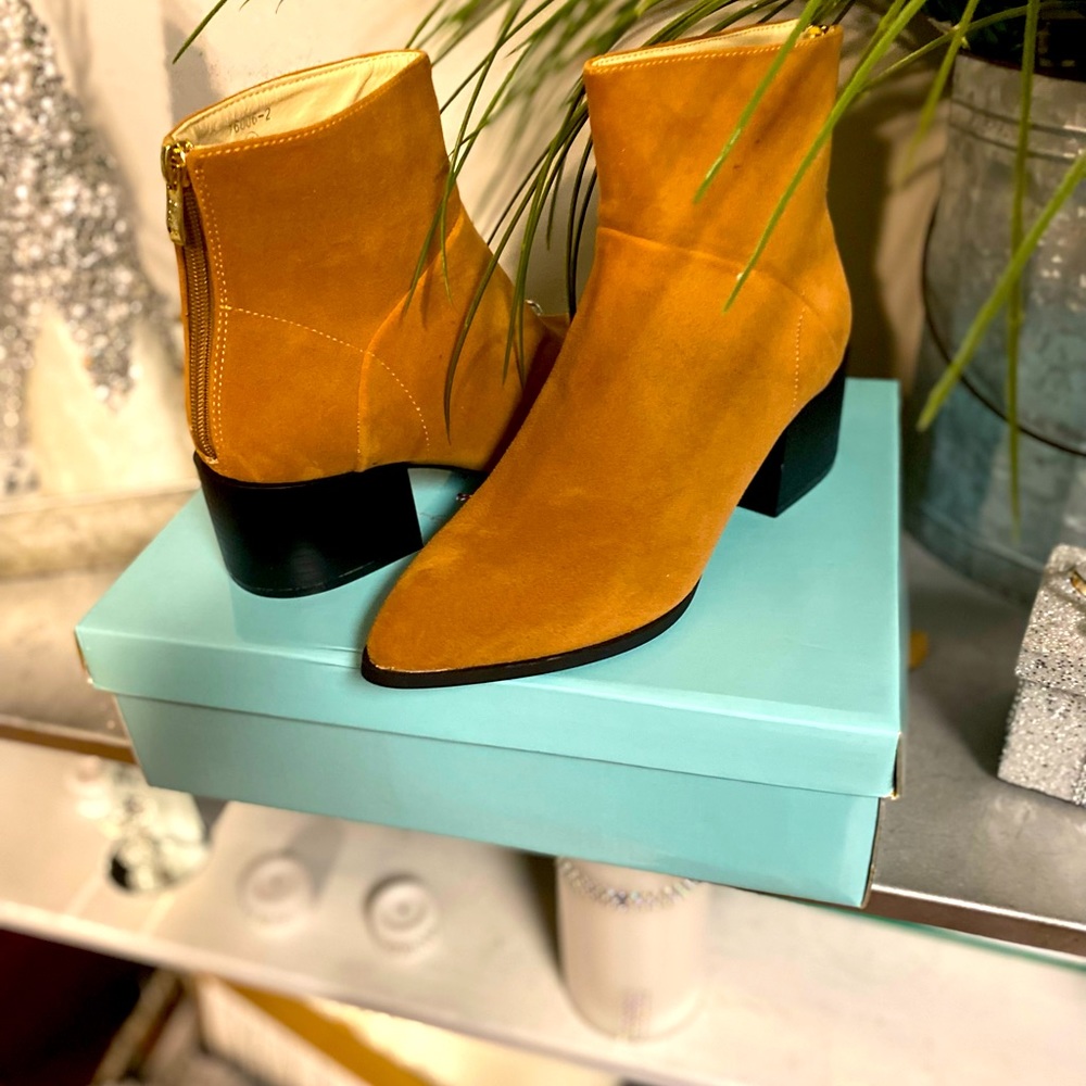 Womens short ankle length  suede brown boots